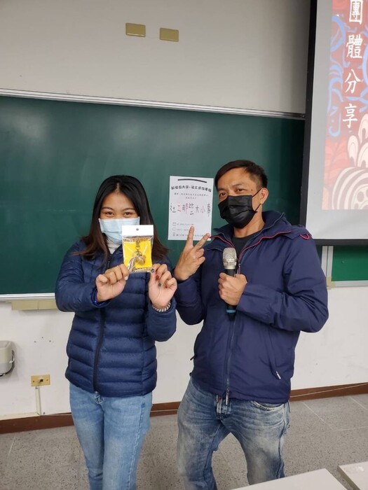 演講最後有小小的有獎徵答，禮物是大竹部落婦女培力班的作品，精美到同學為了禮物爭相搶答。圖片