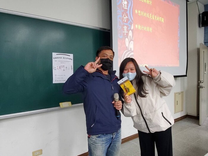 演講最後有小小的有獎徵答，禮物是大竹部落婦女培力班的作品，精美到同學為了禮物爭相搶答。圖片